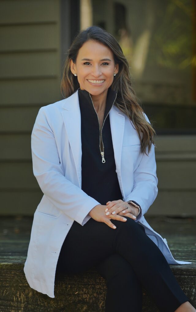 Dr.-Adriana-backer